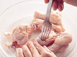 手羽元をフォークでところどころ刺しておくと、味がよくしみて、火の通りもよくなる。