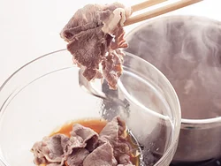 牛肉は色が変わって火が通ったら、湯をよくきって甘酢だれに加える。