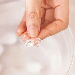 フルーツをからめる目安は、水あめを氷水に落として固まったら。