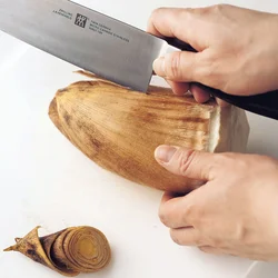 たけのこは穂先を切り落として縦に切り目を入れる。包丁の刃元を使うと切り目を入れやすい。ゆでるときには落しぶたをし、常に湯をかぶっている状態にして。