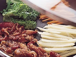 火の通りの早い春野菜なら、肉と一緒に蒸し焼きにできる。