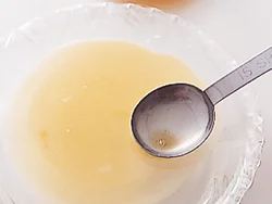耐熱皿にラップをぴんと張り、卵液を均一に薄くのばす。