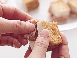 切り目を入れた厚揚げに、軽くまとめたひき肉だねを詰める。