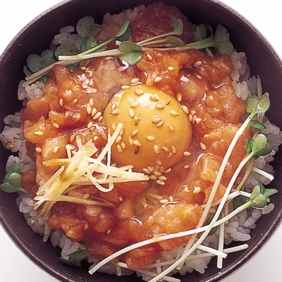 「サーモンユッケ卵丼」の太らない献立