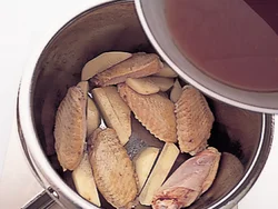 焦げやすいコチュジャンは、煮汁に溶き混ぜて、具をこんがり焼きつけたところに加える。