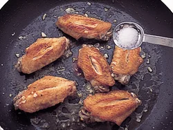 手羽先をこんがり焼いて火が通ったら調味する。焦げやすい砂糖は最後に加えて手早く仕上げる。
