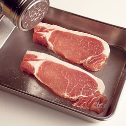 下味は塩だけでシンプルに。豚肉にふって15分おくと、中まで味が入り、肉のうまみが引き立つ。