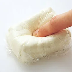 指で軽く押すとあとがつくくらいのやわらかさが目安。これで混ぜやすくなる。