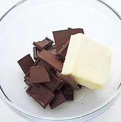 チョコレートは刻まなくても、割っておくだけで充分溶けるので大丈夫。