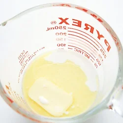 バターは牛乳と一緒に温めて溶かしておくと、卵に加えたときになじみやすい。