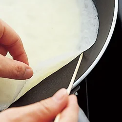 端が乾いて竹串ではがせるくらいになったら、裏返すタイミング。
