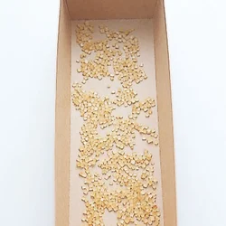 型の底全体にざらめを散らす。焼いても溶けないので、味のアクセントに。