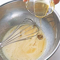 はちみつを加えるとしっとりとして、カステラならではの食感に。