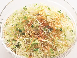 キャベツ、にんじん、貝割れ菜は合わせて冷水に放し、シャキッとさせる。器に盛るときは、しっかり水けをきって。