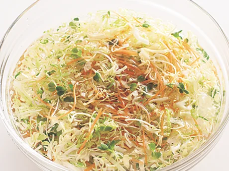 キャベツ、にんじん、貝割れ菜は合わせて冷水に放し、シャキッとさせる。器に盛るときは、しっかり水けをきって。