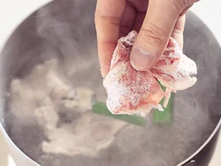 豚肉は味をからみやすくするため、粉をつけてからゆでる。パサつかず、ぷるんとした食感に。