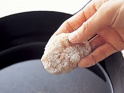 成形は一口大より少し大きい程度のサイズに。短時間で中まで火が通るので、肉汁が逃げず、ジューシーに仕上がる。