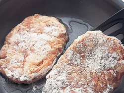 肉をほぐさずに、まとめて焼くことでうまみが閉じ込められる。卵を加えておくことで、ふっくらとした口当たりに。