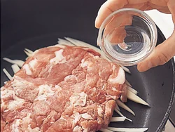 豚肉がフライパンにじかに触れず、蒸し焼きの状態で火が通るので、肉がかたくなりにくい。返したらあまり焼きすぎないのもコツ。