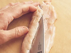 とりむね肉は厚みを開き、さらにめん棒などでたたくことで、やわらかくなる。薄いと短時間で火が通るのでパサつきにくい。