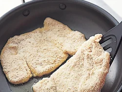 パン粉は肉のうまみを閉じ込める役割をする。パン粉が細かいと、肉をまんべんなくおおうことができ、焦げにくくもなる。