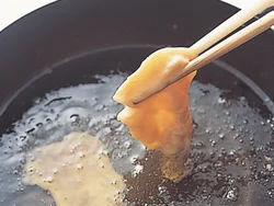 薄くそぎ切りにすることで、やわらかい食感に。うまみが逃げないように、ころもをしっかりからめて揚げる。