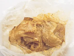 ヨーグルトには、パサつきがちなとりむね肉をしっとりさせ、やわらかくする効果がある。ポリ袋に入れると、もみ込むのがラク。