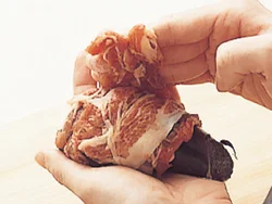 豚こま切れ肉には、長いものや短いものがあるが、つぎ足しながらなすに巻きつければよい。