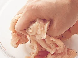 しっかりもみ込むことで肉の繊維が切れ、肉がやわらかくなる。