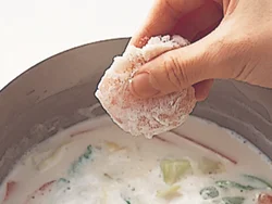 とり肉に片栗粉をまぶして煮汁に加えると、肉のうまみが逃げにくく、煮汁にとろみもつく。
