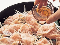 片栗粉をまぶしたとり肉を蒸し焼きにすると、つるりとした食感になる。