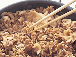 調味料を加えたら、強火で手早く煮からめるのが、ジューシーに仕上げるコツ。
