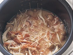 豚こま切れ肉は生のまま炊飯器に入れて炊くと、うまみがご飯にしみ込む。