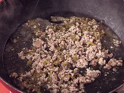ひき肉を使う場合は先に炒めておいて、うまみになる高菜も一緒に加え、スープも加える。