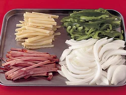 細切りに揃えると違う食感が楽しめる。細切りにする場合は、野菜から水が出やすいので、火にかけるときにスープを入れなくてもよい。