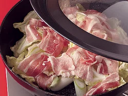 肉の量が多い場合は、野菜の上にかぶせるように広げてから火にかけると、肉のうまみが野菜に落ちて、肉自体はやわらかく、ジューシーに仕上がる。