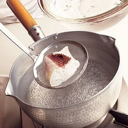 魚は煮汁に入れる前に熱湯にさっとくぐらせてから、冷水にとる。この霜ふりのひと手間で生臭みが取り除かれ、表面が固まるので、煮くずれしにくくなる。