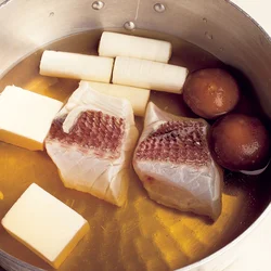 煮汁を煮立てたところに魚を入れるのではなく、煮汁と、霜ふりした魚を同時に鍋に入れ、火にかけて煮ていく。こうすると魚に徐々に火が通るので、身がパサつかず、ふっくらとした煮魚になる。