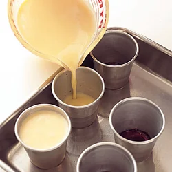 プリン液を型に注ぐときには、プリン液を計量カップに入れると注ぎやすい。