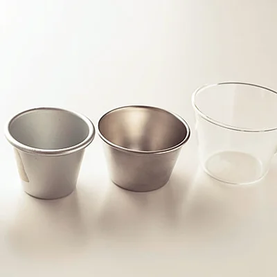 プリン型にはいろいろな形のものがあります。耐熱のものであればあるもので構いませんが、型によって加熱時間が異なります。でき上がりの形も型によってさまざま。浅めのものは高さのない仕上がりになり、口が狭くて深いものは、高さのあるプリンになります。