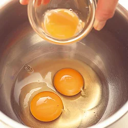 卵3個のうち1個を卵黄だけにすると、より濃厚な味わいになる。
