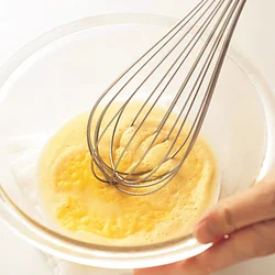 カスタードクリームは、電子レンジで加熱したあとはだまがあるが、よく泡立て器で混ぜると、なめらかになる。