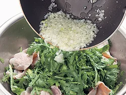 ねぎの香りが立ったら油を回しかける。油がなじむように手早く全体を混ぜる。