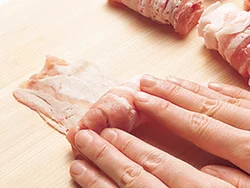 豚肉は巻くことで食べごたえがアップし、角煮のようなボリューム感になる。巻き終わりを下にして鍋に入れるとくずれにくい。