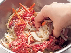 具材はすべてボウルに入れて調味料をよくもみ込むと、味がしみておいしくなる。
