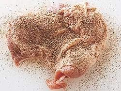 塩、こしょうは、味の入りにくい皮の片面だけに、しっかりふる。