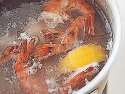 えびは殻ごと、レモンと塩を加えると、色よく、うまみを閉じ込めてゆでられる。