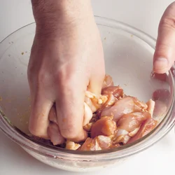 下味の材料を加えたら、肉に調味料がなじんで色が変わるくらいまで手でしっかりもみ込む。これで肉に味がしっかりつき、漬け時間もいらない。