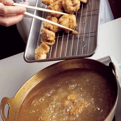 揚げたとり肉を、途中でいったん取り出し、油をきってから、初めよりやや高温の油でもう一度揚げる。取り出してしばらくおいて余熱でとり肉に火を通すことで、肉がかたくならず、ジューシーなから揚げになる。