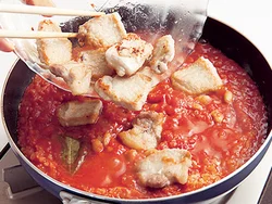豚肉は火が入りすぎるとかたくなりやすいため、焼きつけたらいったん取り出して、あとから戻し入れる。